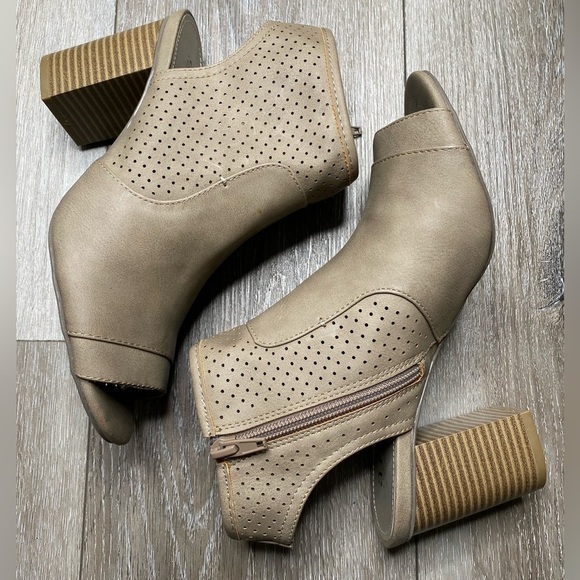 a.n.a A New Approach Women’s Brown Peep Toe Booties Tasha 7M - Picture 2 of 16